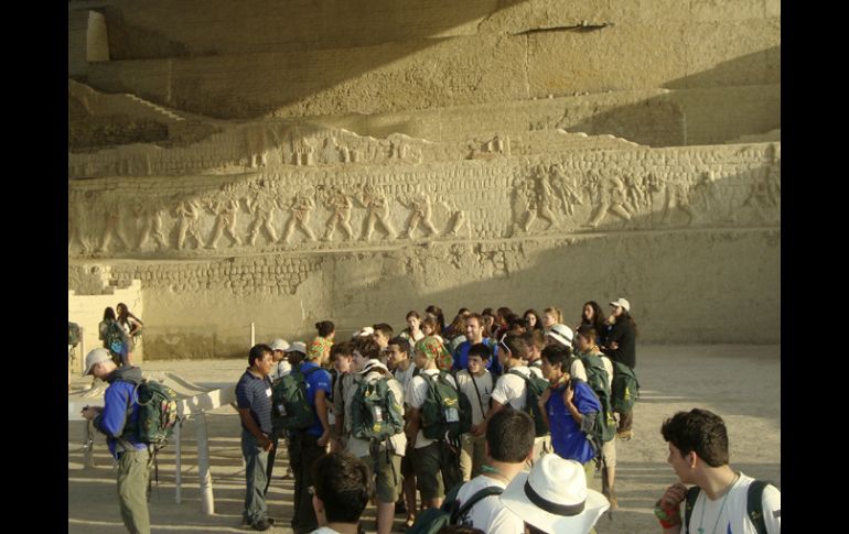 Los ruteros durante la visita al complejo de El Brujo, centro ceremonial que se levanta junto a la costa pacífica de Perú. EFE  /