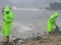 A su paso por las costas de Guerrero el fenómeno ocasionó al arrastre de gran cantidad de desechos en la playa. EL UNIVERSAL  /