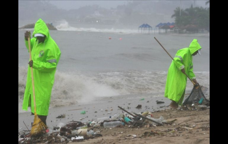 A su paso por las costas de Guerrero el fenómeno ocasionó al arrastre de gran cantidad de desechos en la playa. EL UNIVERSAL  /