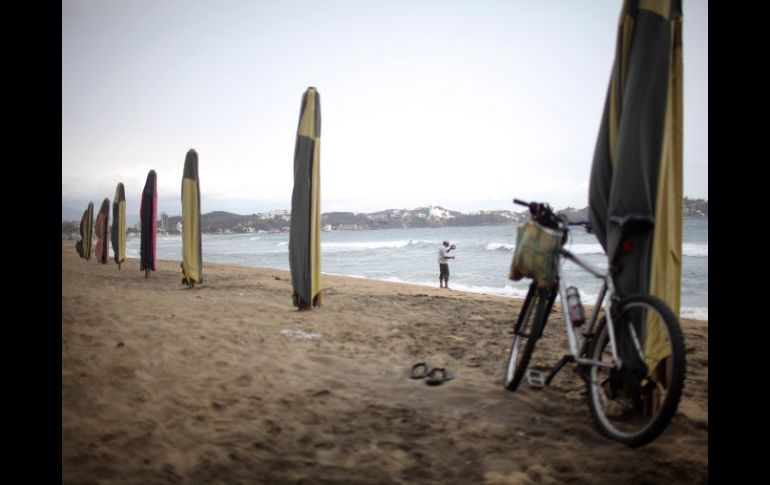 Vista de la playa de Manzanillo, Colima, donde, como en Jalisco, tienen alerta roja por la llegada de 'Beatriz'. AP  /