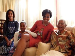 Michelle Obama, sus hijas Malia y Sasha junto a Nelson Mandela. EFE  /