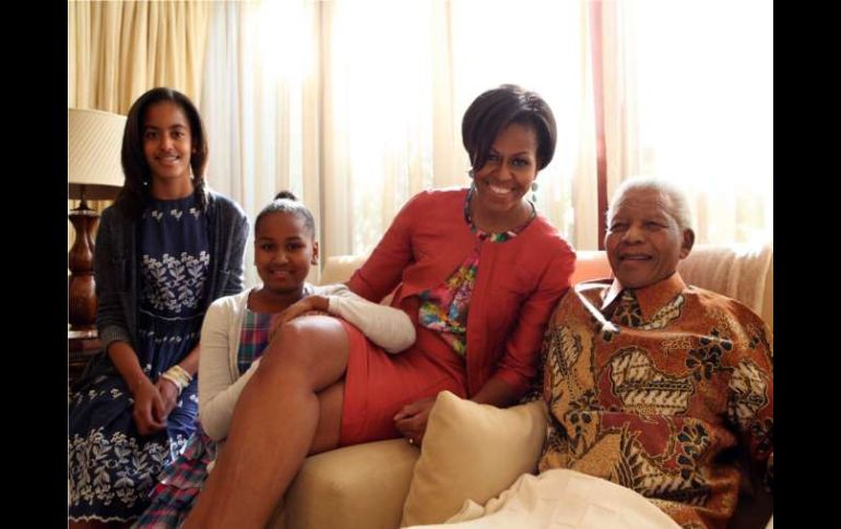 Michelle Obama, sus hijas Malia y Sasha junto a Nelson Mandela. EFE  /