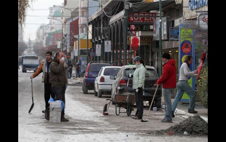 En algunas localidades afectadas por el volcán chileno ya se han comenzado con los trabajos de limpieza de ceniza. AFP  /