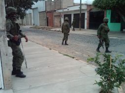 Militares acudieron a la calle Agua Azul para asegurar una finca. M. PATIÑO  /