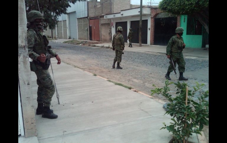 Militares acudieron a la calle Agua Azul para asegurar una finca. M. PATIÑO  /