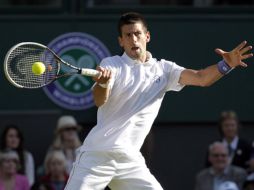 El tenista serbio Novak Djokovic devuelve la bola al francés Jeremy Chardy. EFE  /