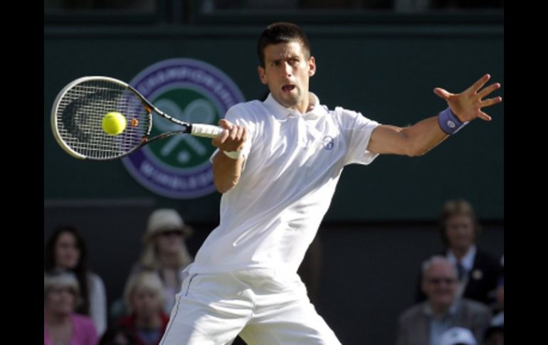 El tenista serbio Novak Djokovic devuelve la bola al francés Jeremy Chardy. EFE  /