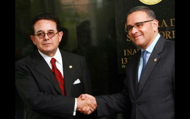 El senador mexicano Francisco Arroyo (i) recibe al presidente de El Salvador Mauricio Funes (d). EFE  /