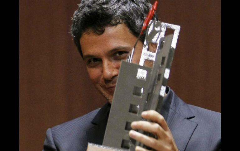 Alejandro Sanz fue reconocido con el premio Save the Children 2011. EFE  /