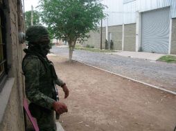 Militares resguardan el predio mientras se emite la orden de cateo correspondiente. M. PATIÑO  /