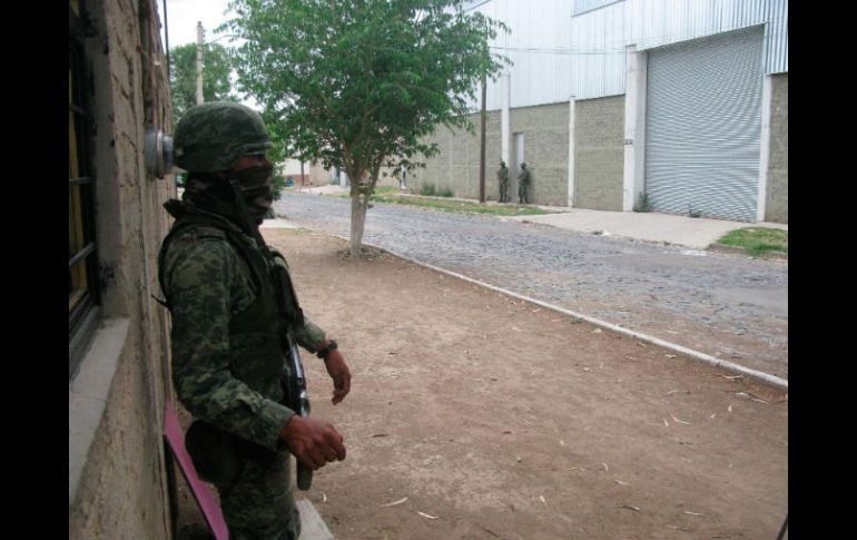 Militares resguardan el predio mientras se emite la orden de cateo correspondiente. M. PATIÑO  /