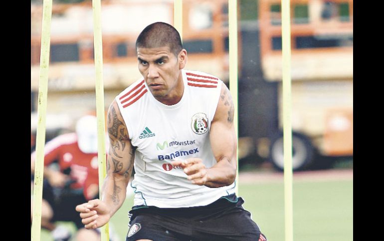 Carlos Salcido realiza ejercicios físicos durante la práctica del Tricolor en Houston. MEXSPORT  /