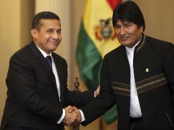 El presidente electo de Perú, Ollanta Humala, saluda a Evo Morales, en La Paz. REUTERS  /