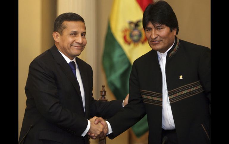 El presidente electo de Perú, Ollanta Humala, saluda a Evo Morales, en La Paz. REUTERS  /