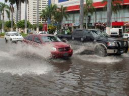 Luego del paso de 'Beatriz', en Acapulco se restablece la circulación de vehículos en la costera Miguel Alemán. NTX  /