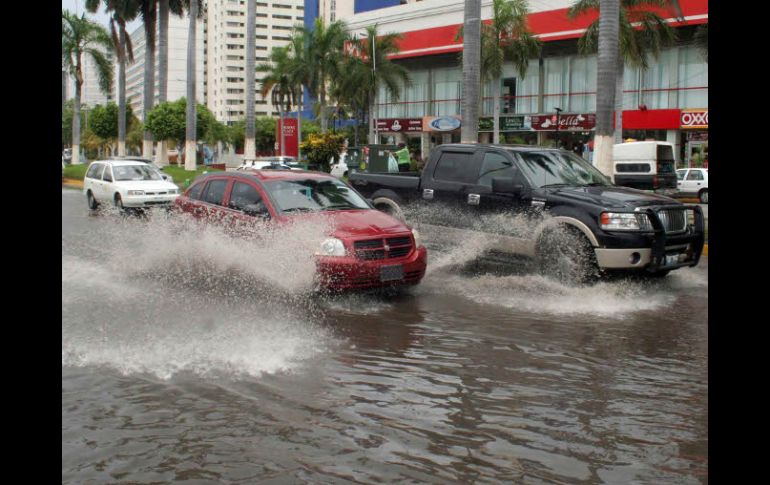 Luego del paso de 'Beatriz', en Acapulco se restablece la circulación de vehículos en la costera Miguel Alemán. NTX  /