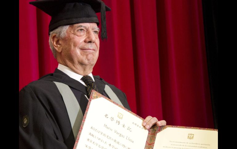 El escritor peruano posa para los fotógrafos tras ser nombrado doctor ''honoris causa'' por la Universidad de Tokio. EFE  /