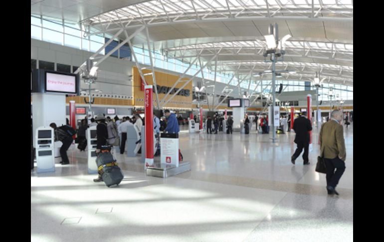 Vista de varios mostradores de facturación en la terminal de vuelos nacionales del aeropuerto de Sidney. EFE  /