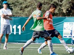 El estratega de la Selección brasileña Sub-17, Emerson Ávila (izq.), observa a sus jugadores durante práctica. MEXSPORT  /