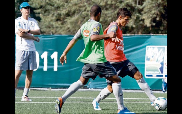 El estratega de la Selección brasileña Sub-17, Emerson Ávila (izq.), observa a sus jugadores durante práctica. MEXSPORT  /