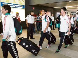 Jugadores del Tricolor Sub-17 a su llegada al aeropuerto de Monterrey. MEXSPORT  /