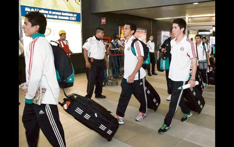 Jugadores del Tricolor Sub-17 a su llegada al aeropuerto de Monterrey. MEXSPORT  /