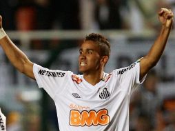 El jugador de Santos de Brasil celebra que su equipo es campeón de la Copa Libertadores. AP  /