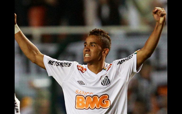 El jugador de Santos de Brasil celebra que su equipo es campeón de la Copa Libertadores. AP  /