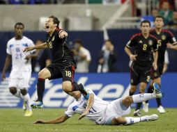 Andrés Guardado fue el objeto del juego rudo de Honduras en la semifinal en Houston. REUTERS  /