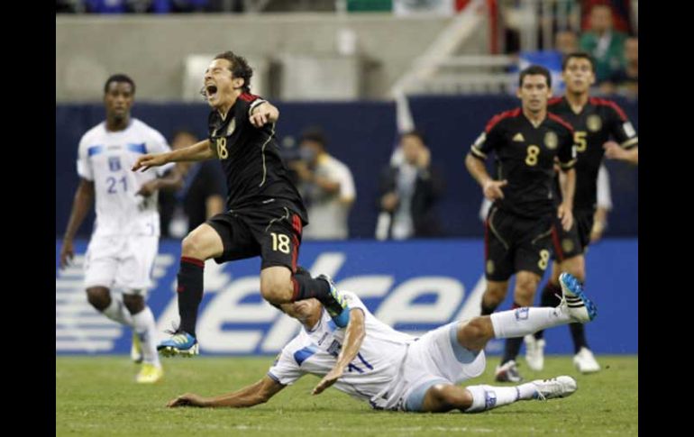 Andrés Guardado fue el objeto del juego rudo de Honduras en la semifinal en Houston. REUTERS  /