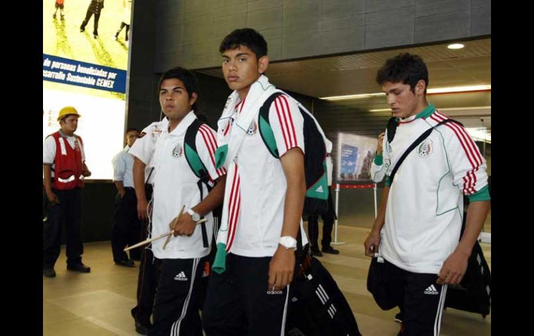 Los jugadores mexicanos a su llegada a Monterrey para el duelo ante Holanda. MEXSPORT  /