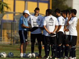 Los jugadores argentinos reciben instrucciones durante el entrenamiento. MEXSPORT  /