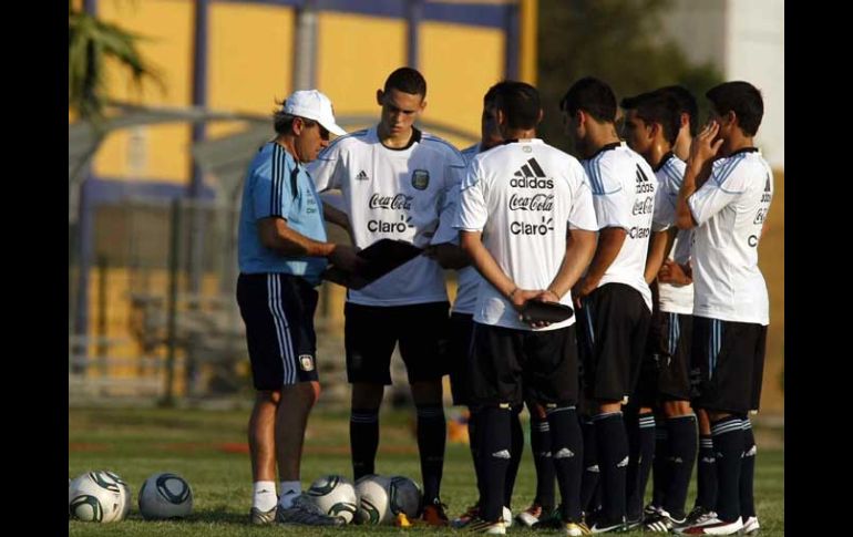 Los jugadores argentinos reciben instrucciones durante el entrenamiento. MEXSPORT  /