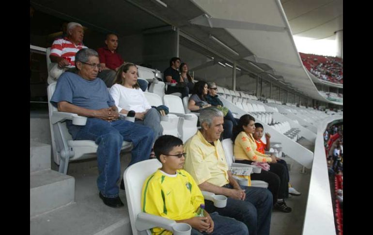 Los suscriptores de EL INFORMADOR observan el partido Brasil vs. Australia desde un palco en el Estadio Guadalajara. E.FLORES  /