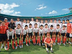 El Tri juvenil reconoció ayer la cancha del Universitario de Monterrey, donde hoy jugará ante Holanda. MEXSPORT  /