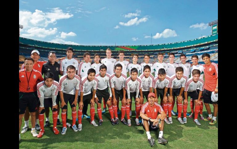 El Tri juvenil reconoció ayer la cancha del Universitario de Monterrey, donde hoy jugará ante Holanda. MEXSPORT  /