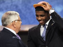 El jugador Kyrie Irving saluda al comisionado de la NBA, David Stern. EFE  /