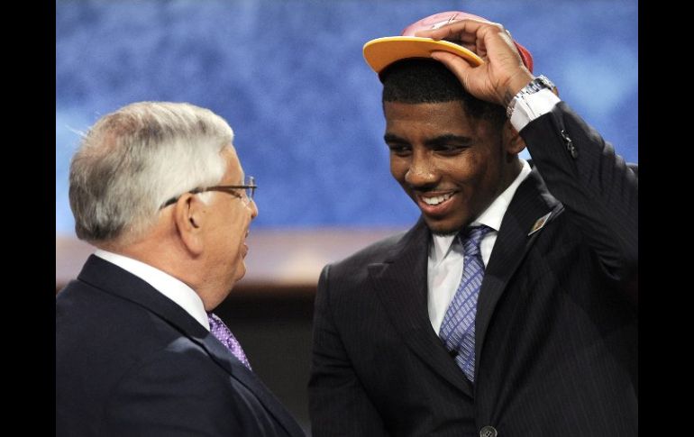 El jugador Kyrie Irving saluda al comisionado de la NBA, David Stern. EFE  /