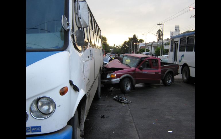 Aspecto de los automotores involucrados en el accidente vial sobre Avenida La Paz y casi Chapultepec. C. DESENTIS  /