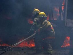 Elementos del H. Cuerpo de Bomberos arribaron al lugar para controlar el  incendio. ARCHIVO  /