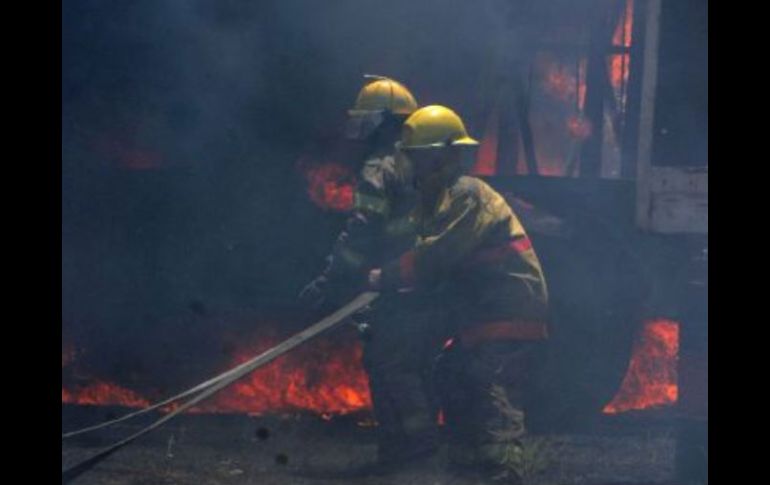 Elementos del H. Cuerpo de Bomberos arribaron al lugar para controlar el  incendio. ARCHIVO  /