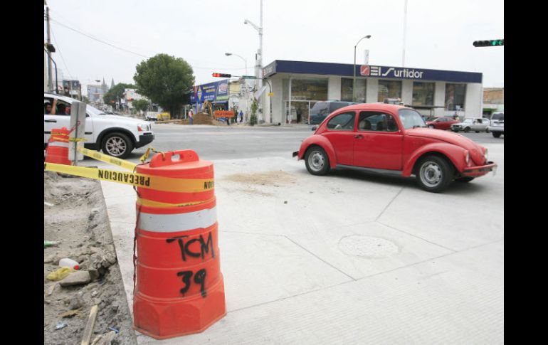 En torno al cruce de las avenidas Enrique Díaz de León y Niños Héroes se realizaron trabajos de repavimentación. ARCHIVO  /