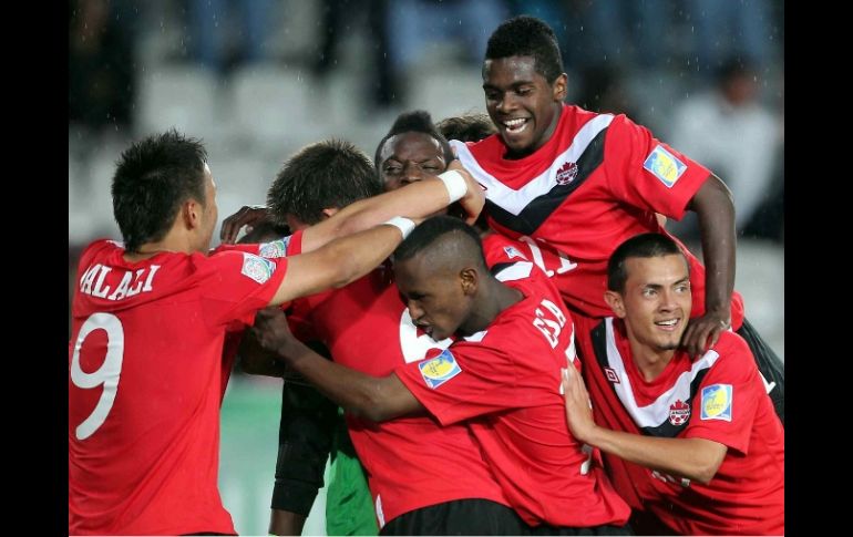 Selección de Canadá, celebrando gol contra Inglaterra en partido del Mundial Sub-17. MEXSPORT  /