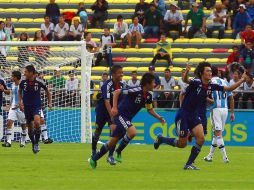 Selección de Japón festeja gol de Naomichi Ueda contra Argentina. MEXSPORT  /