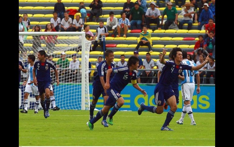 Selección de Japón festeja gol de Naomichi Ueda contra Argentina. MEXSPORT  /