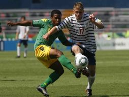 Jason Wint (I) de Jamaica y Jordan Vercleye (D) de Francia, durante juego de la Copa del Mundo FIFA Sub-17. MEXSPORT  /