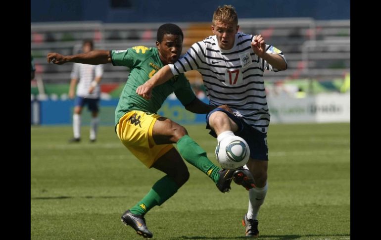 Jason Wint (I) de Jamaica y Jordan Vercleye (D) de Francia, durante juego de la Copa del Mundo FIFA Sub-17. MEXSPORT  /