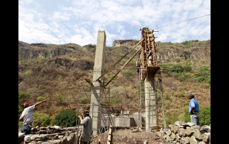 A no ser por piedras de la antigua estructura, el Puente de Arcediano tendrá materiales nuevos. E. PACHECO  /