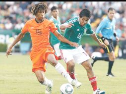 Nathan Ake disputa la pelota con el jugador mexicano Enrique Flores. MEXSPORT  /