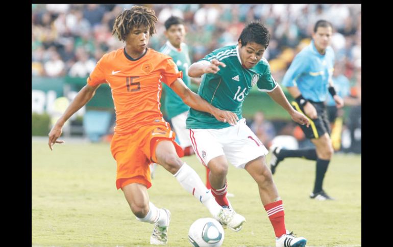 Nathan Ake disputa la pelota con el jugador mexicano Enrique Flores. MEXSPORT  /